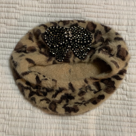 VTG BETSEY JOHNSON Women’s Leopard Print Fur Hat Rhinestone Bow Cream Brown - Picture 5 of 11